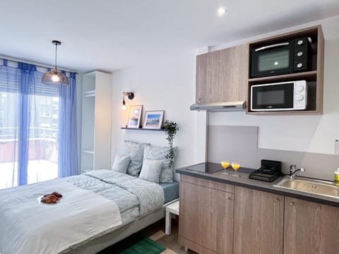 Kitchen or kitchenette, Bedroom