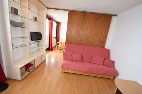 Bed, TV and multimedia, Living room, fireplace, furniture