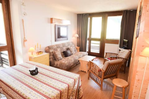 Bed, Living room, fireplace, kitchen