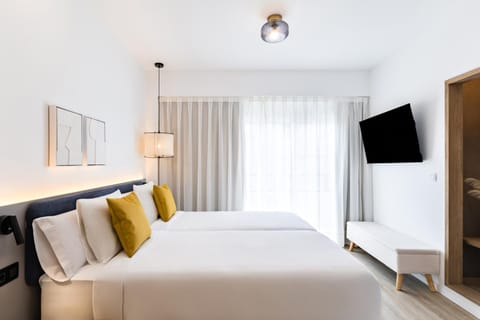 Bed, TV and multimedia, Photo of the whole room, Bedroom