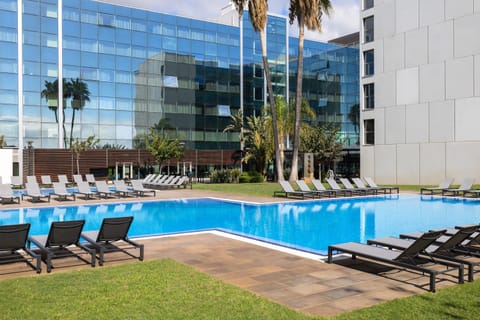 Balcony/Terrace, Swimming pool, sunbed