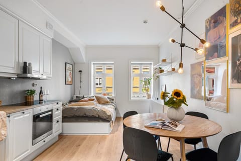 Bed, Dining area, kitchen