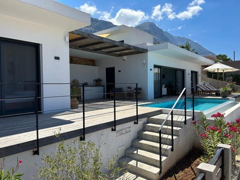 Property building, Day, Mountain view