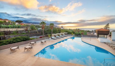 Nearby landmark, Natural landscape, Mountain view, Swimming pool, sunbed