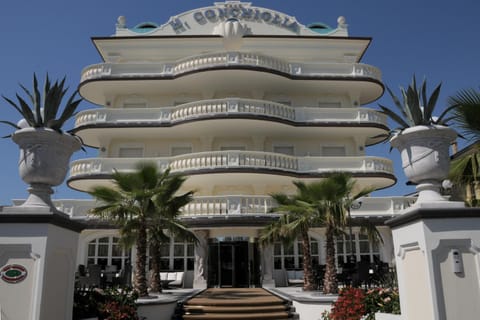 Facade/entrance