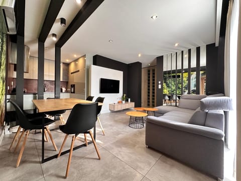 Communal lounge/ TV room, TV and multimedia, Kitchen or kitchenette, Living room, Seating area, Dining area, Evening entertainment
