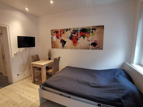 Bed, TV and multimedia, Seating area, Bedroom