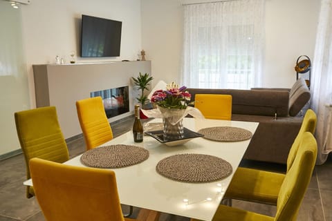 Living room, Dining area