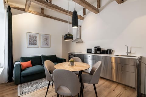 Coffee/tea facilities, Kitchen or kitchenette, Living room, Seating area, Dining area