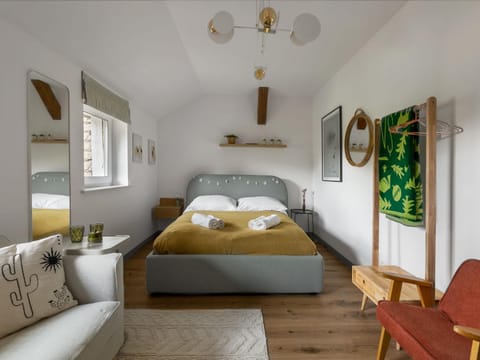 Bed, Living room, Photo of the whole room, Seating area, Bedroom, towels