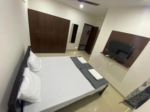 Bed, TV and multimedia, Photo of the whole room, Evening entertainment, wardrobe
