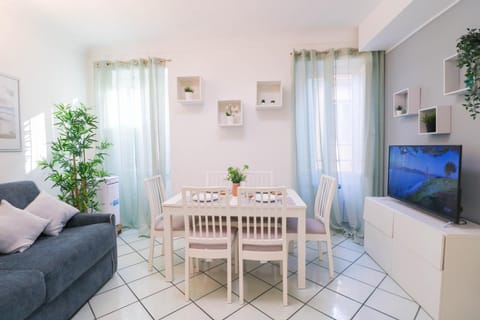 TV and multimedia, Living room, Seating area, Dining area, Evening entertainment