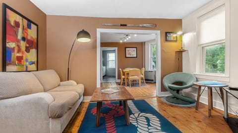 TV and multimedia, Living room, Seating area, air conditioner