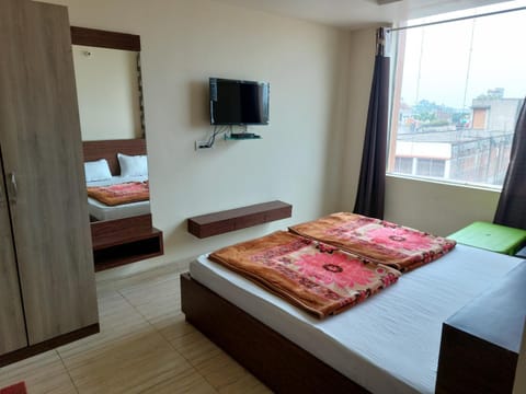 Communal lounge/ TV room, Bed, TV and multimedia, Photo of the whole room, Seating area, Bedroom, towels