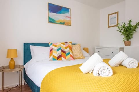 Seashells, close to seafront, large private garden Apartment in Lyme Regis