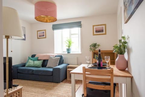 Seashells, close to seafront, large private garden Apartment in Lyme Regis