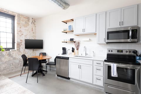 Spacious Luxury 2BR Apt Near Fiserv with Parking Apartment in Milwaukee