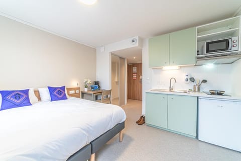 Bed, Kitchen or kitchenette, Photo of the whole room, Bedroom, stove