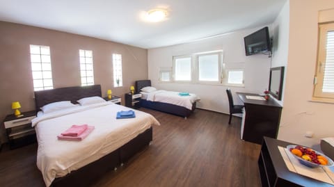 Bed, TV and multimedia, Bedroom