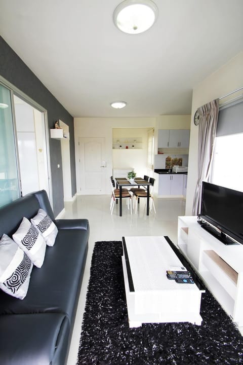 TV and multimedia, Kitchen or kitchenette, Living room, Seating area, Dining area