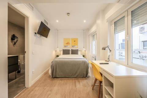Bed, TV and multimedia, Photo of the whole room, Seating area, Bedroom, hair dresser, internet, air conditioner