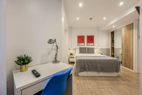 Bed, Photo of the whole room, Seating area, Bedroom, hair dresser