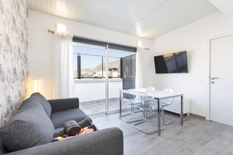 TV and multimedia, Living room, Lounge or bar, Photo of the whole room, Seating area, Evening entertainment