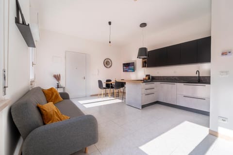 TV and multimedia, Kitchen or kitchenette, Living room, Seating area, Dining area, stove