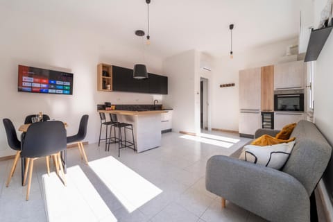Communal lounge/ TV room, TV and multimedia, Kitchen or kitchenette, Living room, Seating area, Dining area, minibar, oven, pet friendly, stove, toaster