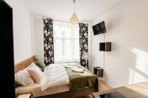 Bed, TV and multimedia, Photo of the whole room, Evening entertainment, Bedroom
