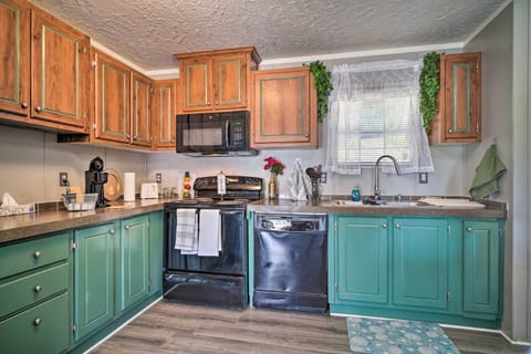 Bring Your Pets! Midway Abode with Yard and Fire Pit House in Cherokee Reservoir