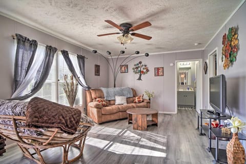 Bring Your Pets! Midway Abode with Yard and Fire Pit House in Cherokee Reservoir