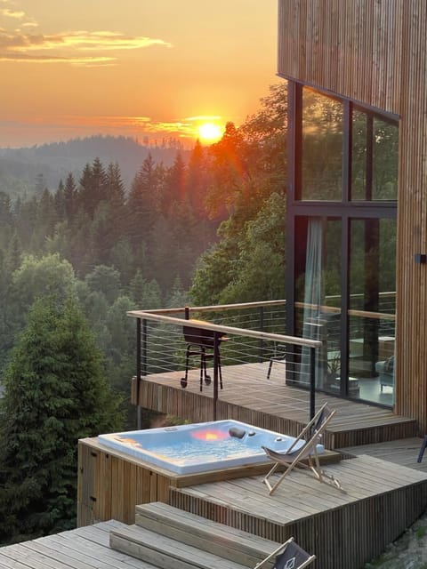 Property building, Patio, Natural landscape, Summer, Hot Tub, View (from property/room), Balcony/Terrace, Balcony/Terrace, Mountain view, Sunset