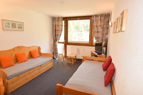 Bed, Living room