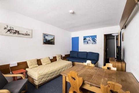 Bed, Living room