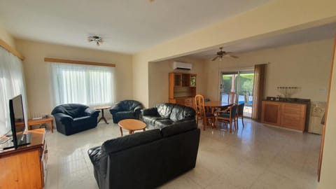 Villa Victoria 400 meters to the beach Villa in Peyia