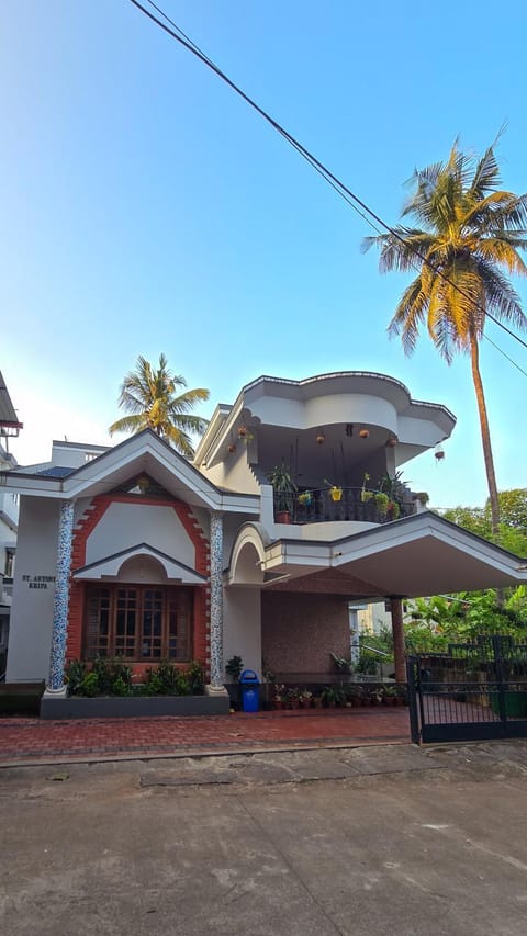 Property building, Facade/entrance, Day, Parking, pet friendly
