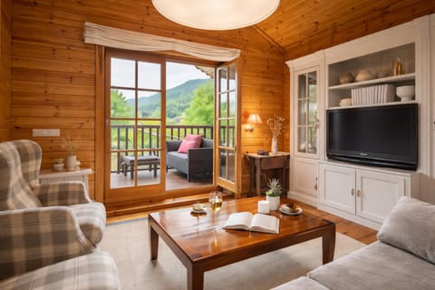 Property building, Bed, Dining area, Shopping Area