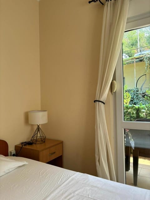 Studio on the coast, with a view of the sunrise,free we-fi Apartment in Dobrota