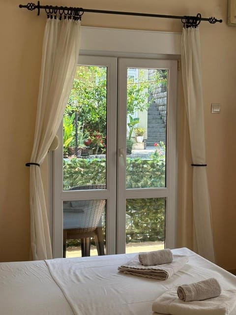 Studio on the coast, with a view of the sunrise,free we-fi Apartment in Dobrota