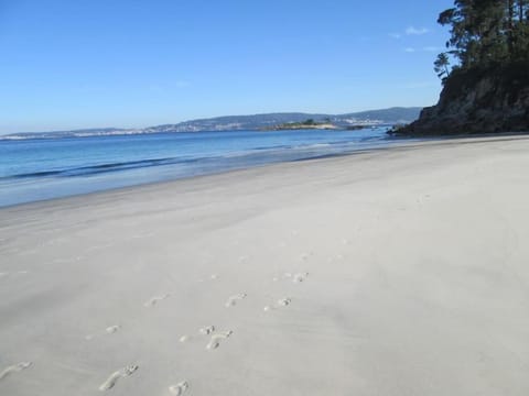 Apartamento con terraza y vistas al mar Apartment in O Morrazo