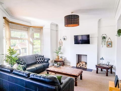 TV and multimedia, Living room, Seating area, Evening entertainment