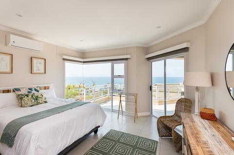 Photo of the whole room, Sea view