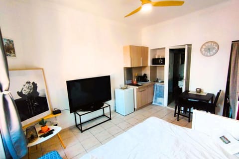 Bed, TV and multimedia, Kitchen or kitchenette, Living room, Photo of the whole room, Seating area, Bedroom
