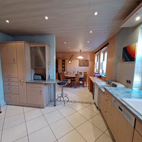 Kitchen or kitchenette, Dining area, Food, minibar, oven, toaster, kitchen, kitchen