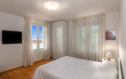 Bed, TV and multimedia, Photo of the whole room, Bedroom, wardrobe