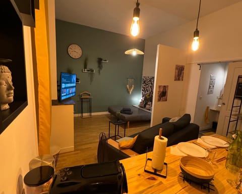 TV and multimedia, Living room, Seating area, Dining area