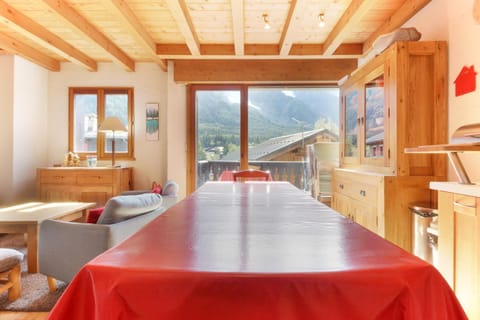 Le Chamouny- Family Apt - Central - Quiet - Hikeing & Rock Climbing Close by Apartment in Chamonix