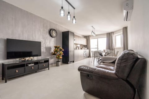 TV and multimedia, Living room, Seating area, Evening entertainment
