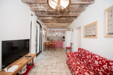 Communal lounge/ TV room, TV and multimedia, Living room, Seating area, Dining area